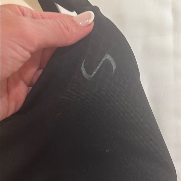 Elegant Black Strappy Sports Bra - Picture 2 of 4